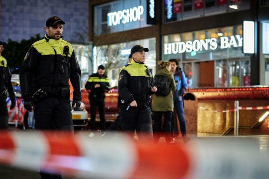 Άκαρπες οι έρευνες για τον δράστη της επίθεσης στη Χάγη