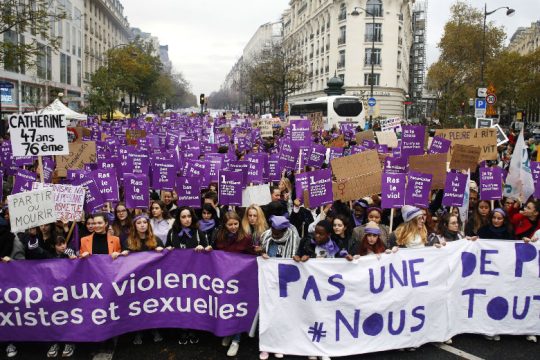 Μαζική πορεία στο Παρίσι για τις γυναικοκτονίες