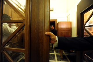 Δυο πόρτες έχει η πολιτική