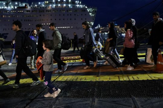 Νέες αφίξεις προσφύγων και μεταναστών στο λιμάνι του Πειραιά