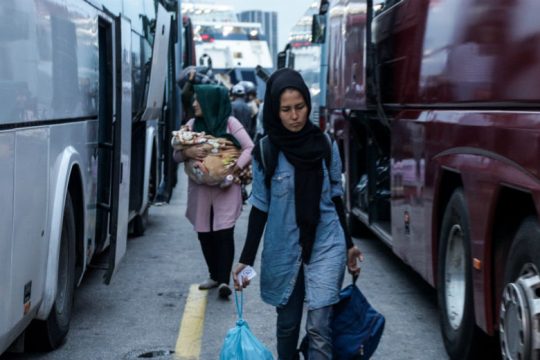 Στον Πειραιά 58 πρόσφυγες από νησιά του Αιγαίου