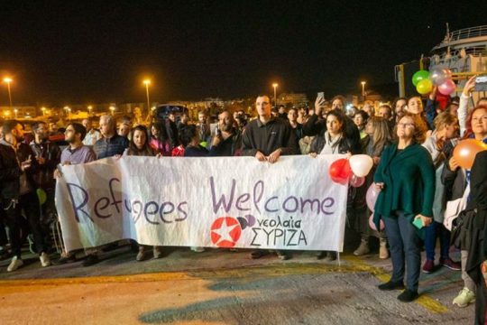 Μπαλόνια, χαμόγελα και ανοιχτή αγκαλιά στους πρόσφυγες από τον ΣΥΡΙΖΑ