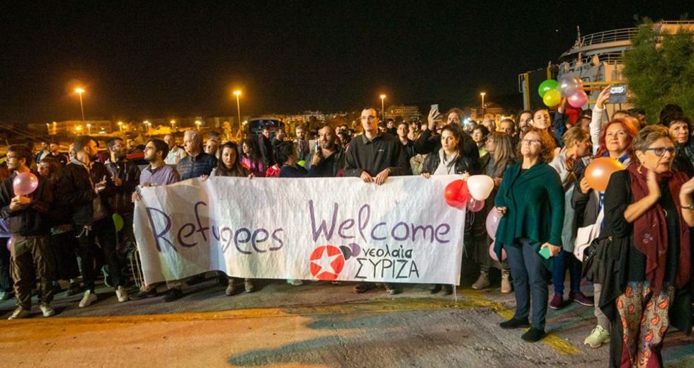 Μπαλόνια, χαμόγελα και ανοιχτή αγκαλιά στους πρόσφυγες από τον ΣΥΡΙΖΑ