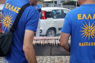 Λίγες δεκάδες στο προκλητικό ρατσιστικό μπάρμπεκιου