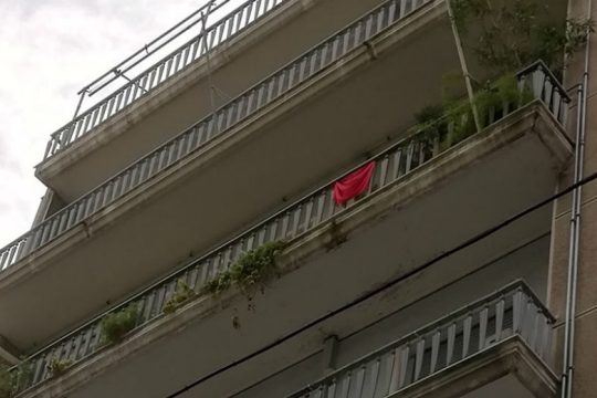 «Κρεμάμε στα μπαλκόνια μας τις κόκκινες σημαίες»