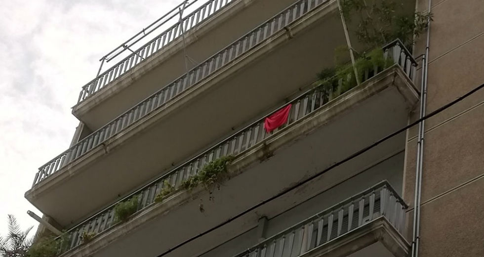 «Κρεμάμε στα μπαλκόνια μας τις κόκκινες σημαίες»
