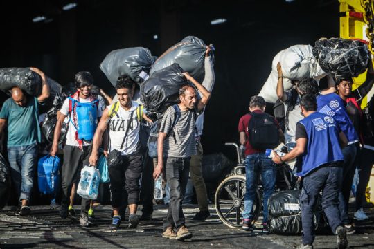 Άλλοι 112 μετανάστες προωθούνται από τα νησιά στην ενδοχώρα