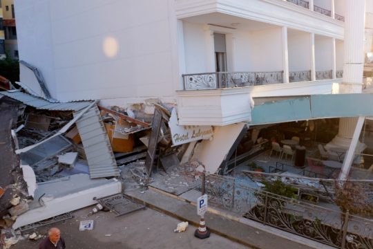 Δραματικά καρέ από το χτύπημα του Εγκέλαδου στην Αλβανία