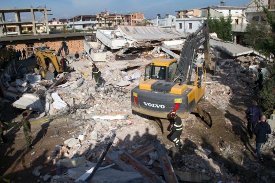 Εθνικό πένθος στην Αλβανία, αγωνία για τους εγκλωβισμένους