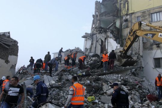 Μαραθώνιος για τη διάσωση των εγκλωβισμένων από τον σεισμό στην Αλβανία