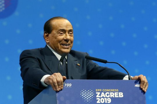Στο νοσοκομείο ο Μπερλουσκόνι, έπεσε στο συνέδριο του ΕΛΚ