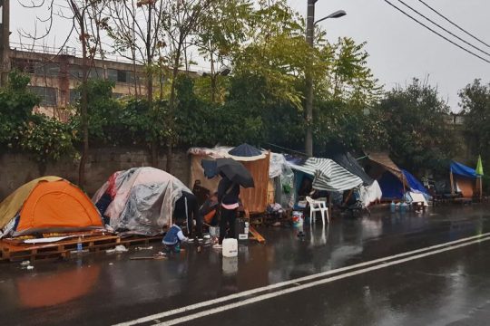 Στο έλεος της καταιγίδας έξω από τον Ελαιώνα