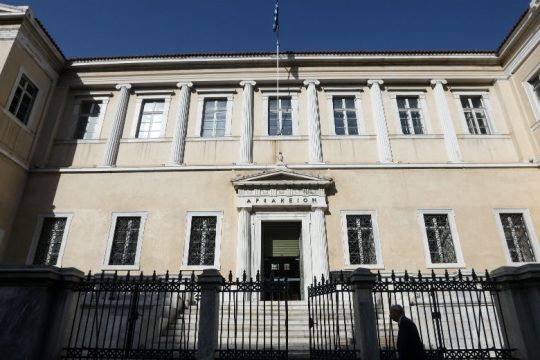 Ξανά στην Ολομέλεια του ΣτΕ αναδρομικά και περικοπές σε συντάξεις, δώρα και άδειες