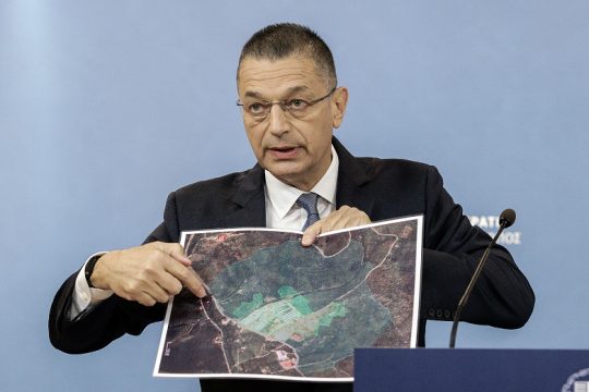 Πυρ ομαδόν στην κυβέρνηση για τα «κέντρα – φυλακές»