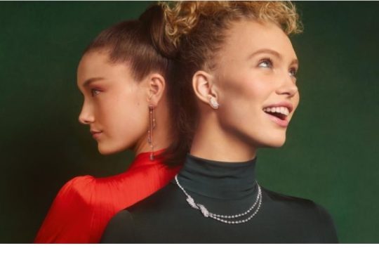 Η SWAROVSKI ζωντανεύει τη μαγεία των γιορτών με την εορταστική συλλογή της