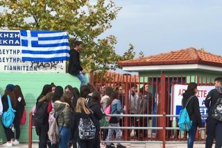 Ευτυχώς, υπάρχουν και αντιρατσιστές στα Γιαννιτσά