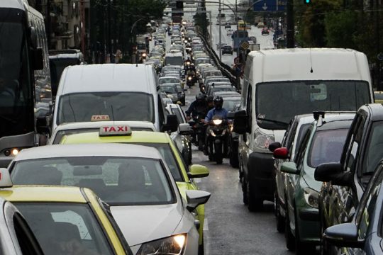 «Έβρεξε» προβλήματα στους δρόμους – Ανατροπή φορτηγού στην εθνική