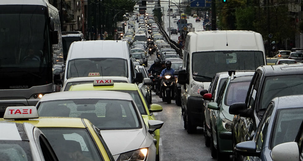 «Έβρεξε» προβλήματα στους δρόμους – Ανατροπή φορτηγού στην εθνική