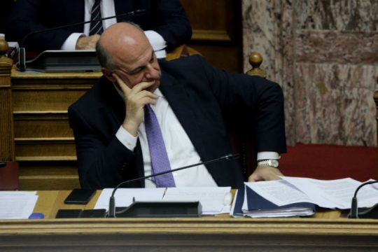 Εμμένει η κυβέρνηση στην κάλυψη των τραπεζικών στελεχών