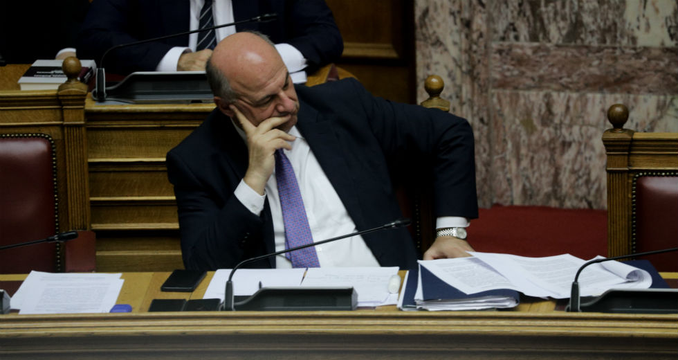 Εμμένει η κυβέρνηση στην κάλυψη των τραπεζικών στελεχών