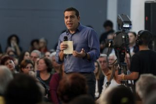 Αντιπολίτευση στη Βουλή και στο δρόμο