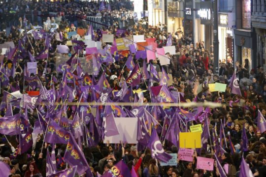 Κωνσταντινούπολη: Πλαστικές σφαίρες κατά της διαδήλωσης ενάντια στη βία κατά γυναικών