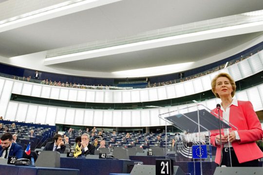 Εγκριση με τα χίλια ζόρια για την Ούρσουλα φον ντερ Λάιεν