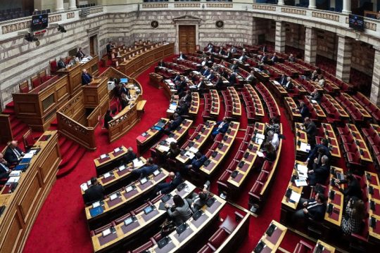 Διασταύρωσαν τα ξίφη τους στη Βουλή για τον νόμο περί ευθύνης υπουργών