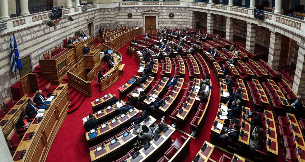 Διασταύρωσαν τα ξίφη τους στη Βουλή για τον νόμο περί ευθύνης υπουργών