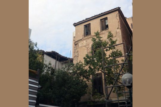 Ενα μνημείο υπό κατάρρευση