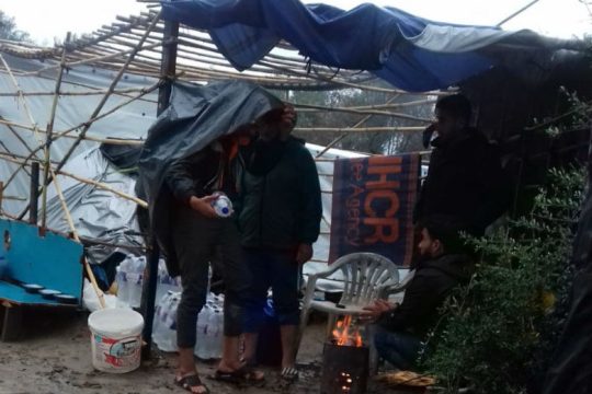 Δύσκολες ώρες στη βροχή και τη λάσπη για τους πρόσφυγες έξω από τη ΒΙΑΛ