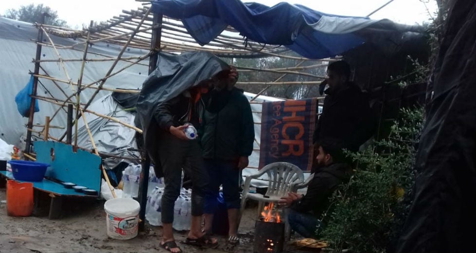 Δύσκολες ώρες στη βροχή και τη λάσπη για τους πρόσφυγες έξω από τη ΒΙΑΛ