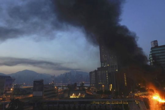 Εκατοντάδες εγκλωβισμένοι διαδηλωτές στο Πολυτεχνείο του Χονγκ Κονγκ