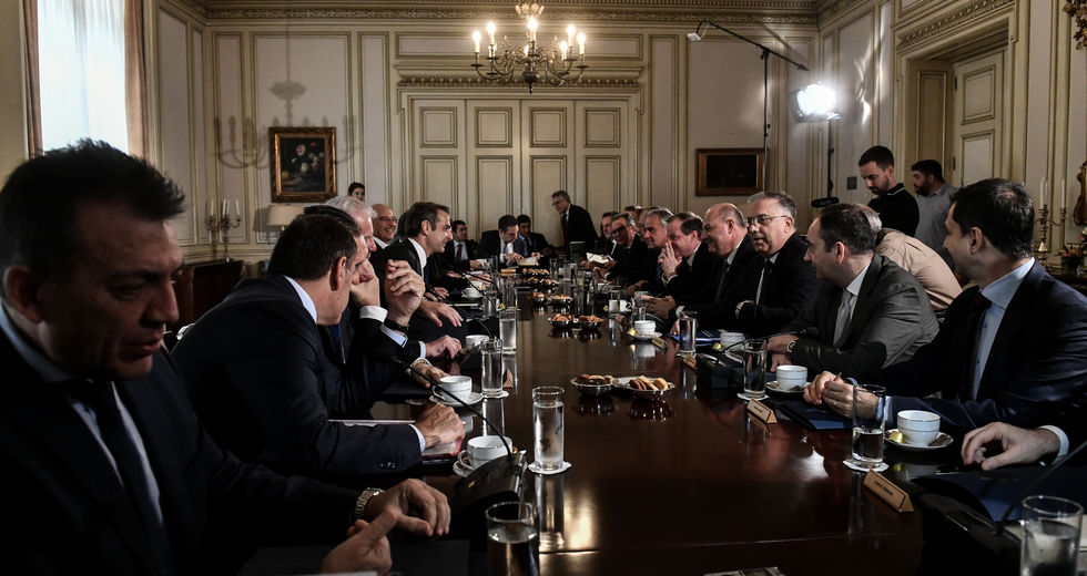 Εξηγήσεις για τη στροφή της Ν.Δ.