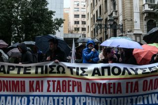 Αδιαλλαξία για τις απολύσεις από την Πειραιώς
