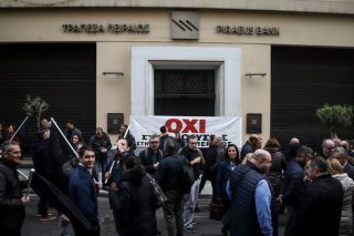 Τριμερής με απεργία και εκφοβισμούς