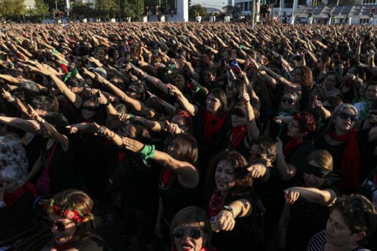 Κατακραυγή για τους χλευαστές του νέου φεμινιστικού «ύμνου»