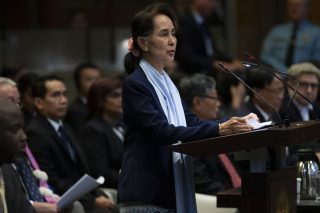 H νομπελίστρια Ειρήνης υπερασπίστηκε(!) στη Χάγη τη γενοκτονία των Ροχίνγκια