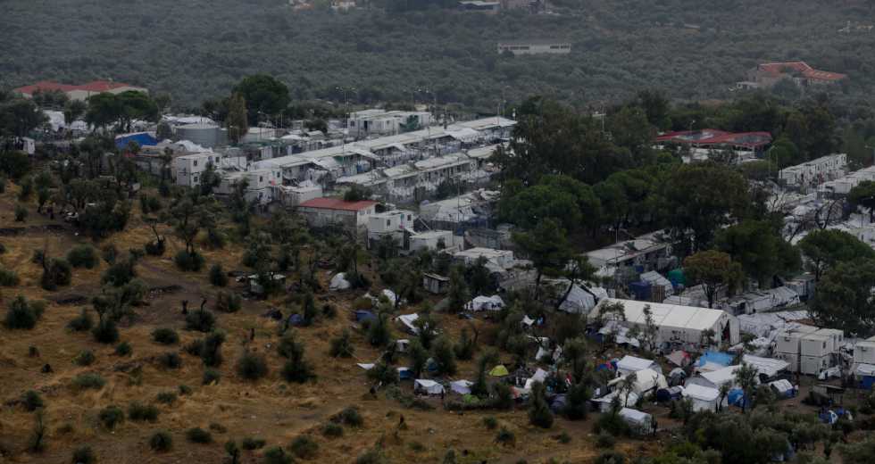 Διαμαρτυρία-παρωδία από τους αιρετούς Λέσβου και Χίου