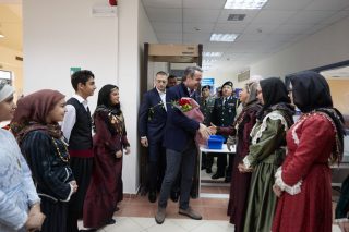 Υποσχέσεις και τονωτικές ενέσεις