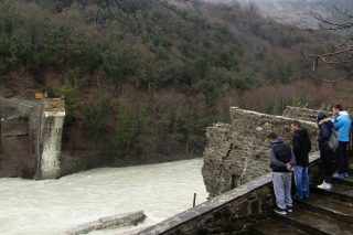 Το Γεφύρι της Πλάκας ξαναβρίσκει τη θέση του