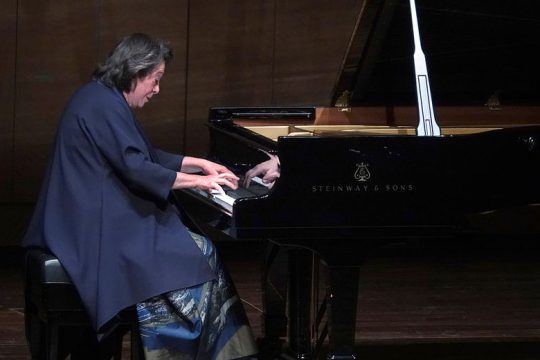 Η Ελίζαμπετ Λεόνσκαγια παίζει σονάτες του Σούμπερτ