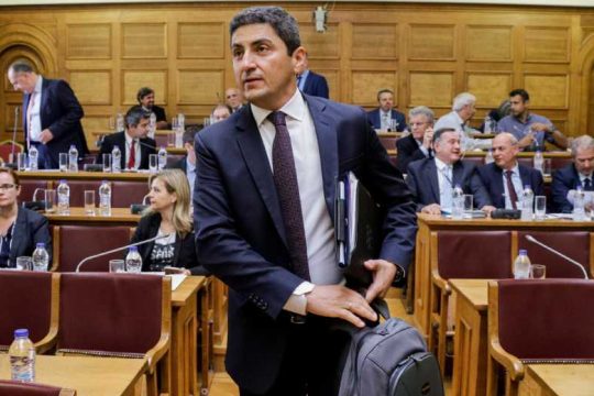 Φουλ επίθεση σε Αυγενάκη και Αστυνομία!