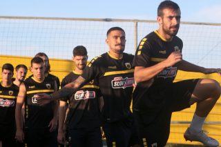 Με όλους παίζει