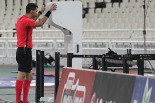 Η κροτίδα στο σπίτι του διαιτητή και η υποχρέωση της πολιτείας