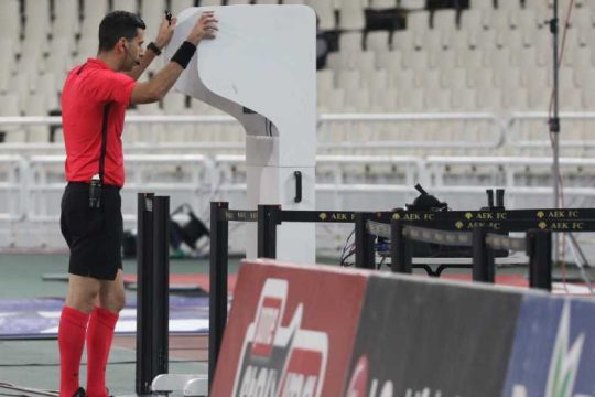 Η κροτίδα στο σπίτι του διαιτητή και η υποχρέωση της πολιτείας