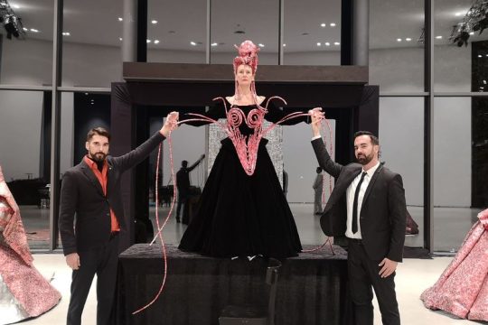 Χορεύοντας με τα γλυπτά