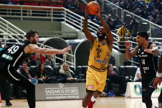 Ερευνα και «συγγνώμη» για τη σημαία