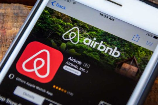 ΔΕΕ: Online πλατφόρμα και όχι κτηματομεσίτης το Airbnb