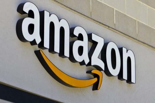 Αποσύρει η Amazon μετά την κατακραυγή χριστουγεννιάτικα στολίδια με το Άουσβιτς